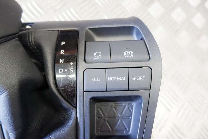 Toyota RAV 4 (XA50) (2018 - )  5880442480 Отделка рычага переключения передач (кожа, головка)