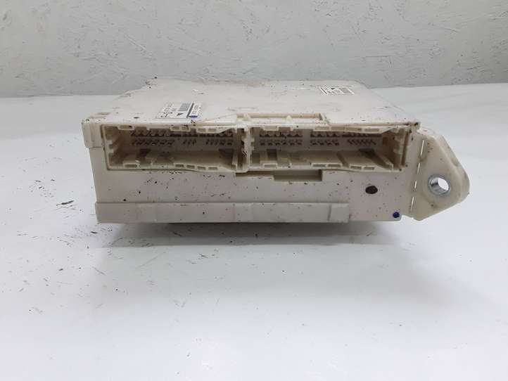 Lexus GS 300 350 430 450h (2004 - 2007)  8273030321 Блок предохранителей