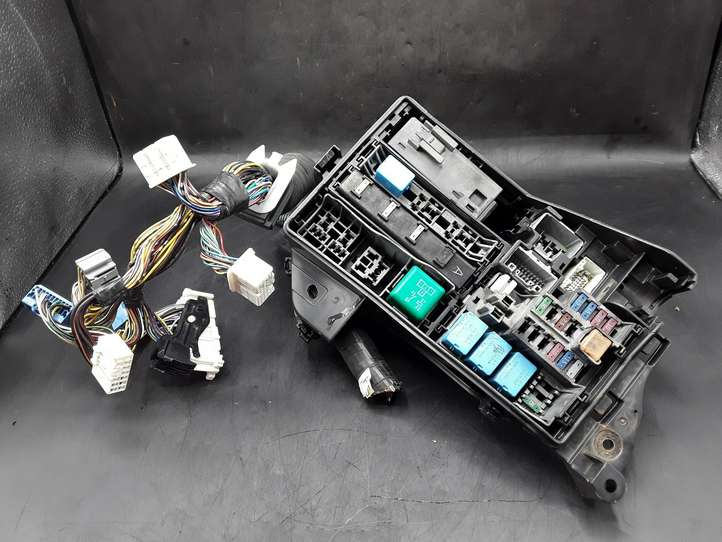 Lexus GS 300 350 430 450h (2004 - 2007)  7154395130 Блок предохранителей