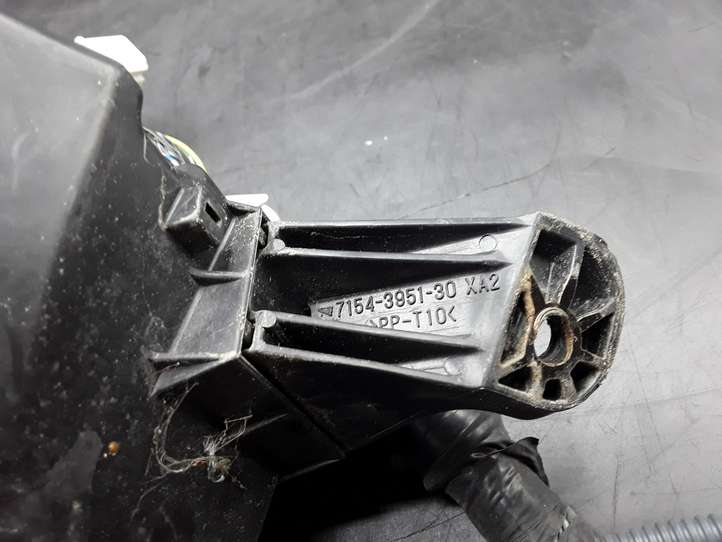 Lexus GS 300 350 430 450h (2004 - 2007)  7154395130 Блок предохранителей