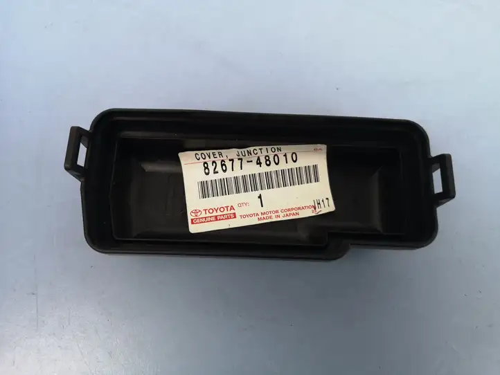 Lexus RX 330 - 350 - 400H (2006 - 2009) 8267748010 Крышка ящика предохранителей — фото 1