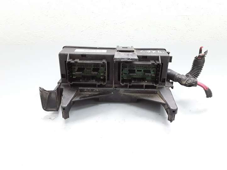 Jeep Grand Cherokee (2004 - 2010)  04692073AB Блок предохранителей