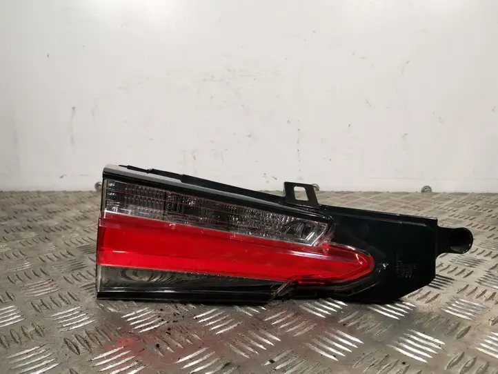 Lexus NX (2014 - 2017) A046040 Задний фонарь в крышке багажника — фото 1