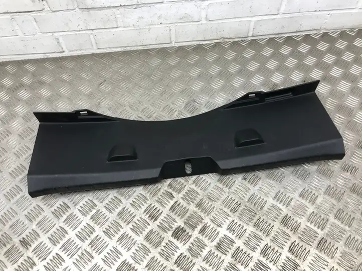 Toyota Yaris (2014 - 2019) 583870D090 Отделка порога багажника — фото 1