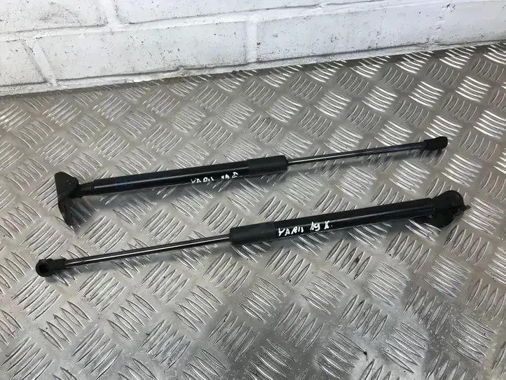 Toyota Yaris (2019 - ) 689600D160 Амортизатор крышки багажника — фото 1