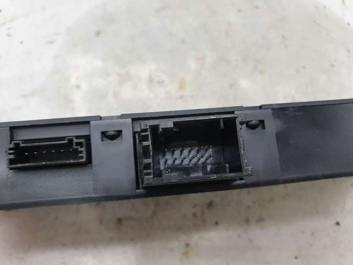 BMW 5 E60 E61 (2004 - 2010)  6952479 Включатель обогрева