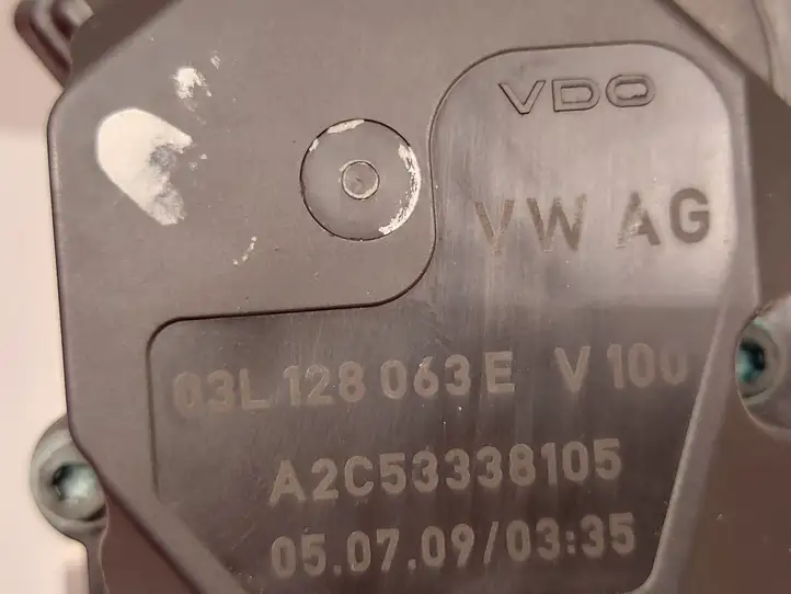 Audi A4 S4 B8 8K (2007 - 2011) 03L128063E Дроссельная заслонка — фото 2