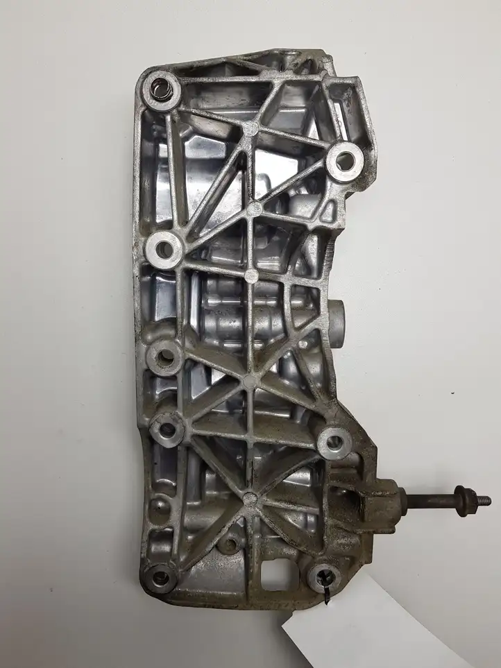 BMW 5 F10 F11 (2009 - 2016) 1116850686305 Кронштейн генератора — фото 2