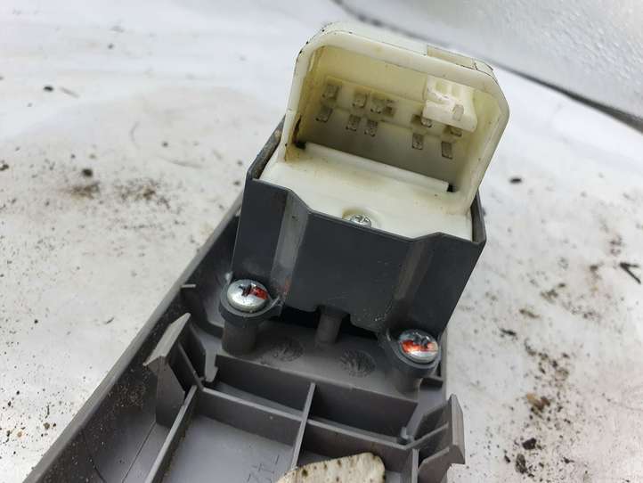 Toyota Yaris (2005 - 2009)  742320D110 Кнопка стеклоподъемников