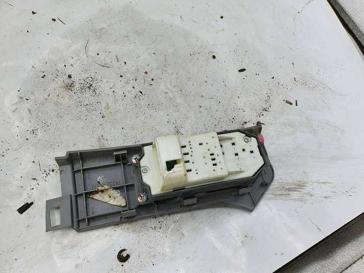 Toyota Yaris (2005 - 2009)  742320D110 Кнопка стеклоподъемников