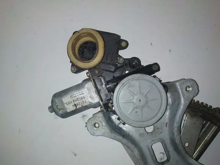 Toyota Corolla Verso E121 (2004 - 2007) 698400F020 Стеклоподъемник задней двери — фото 2