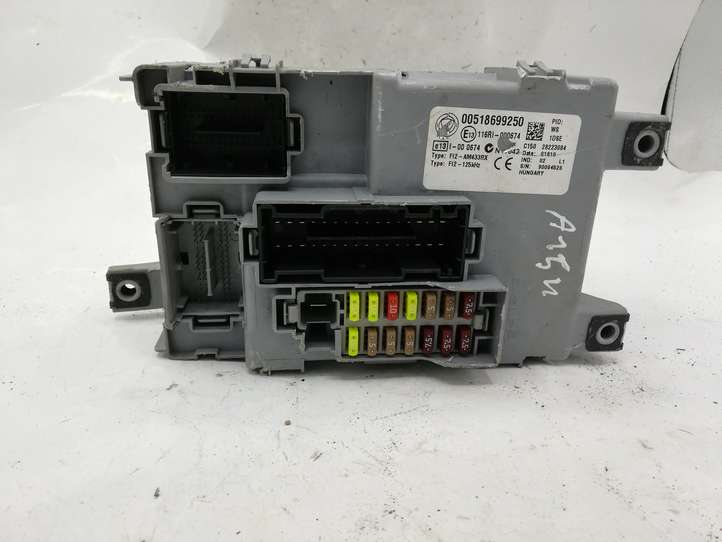 Fiat Grande Punto (2005 - 2014)  00518699250 Блок предохранителей