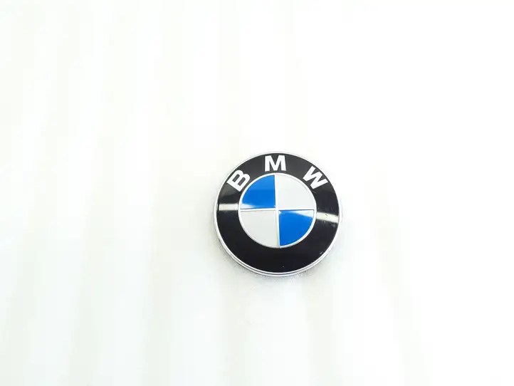BMW 3 F30 F35 F31 (2012 - 2018) 8219237 Эмблема производителя — фото 1