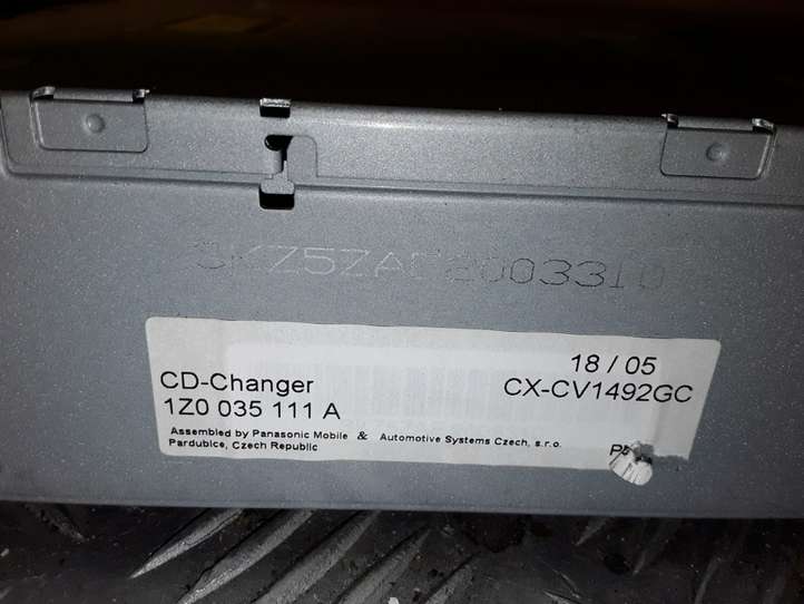 Skoda Octavia Mk1 (1U) (1996 - 2004)  1Z0035111A CD/DVD чейнджер