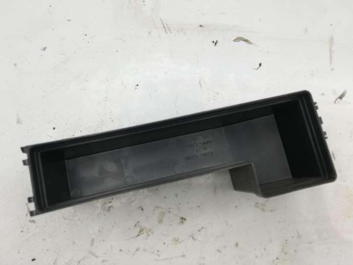 Lexus IS 220 (2005 - 2010)  8266253060 Крышка ящика предохранителей