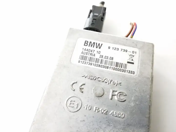 BMW 5 E60 E61 (2004 - 2010) 912373901 Усилитель антенны — фото 2