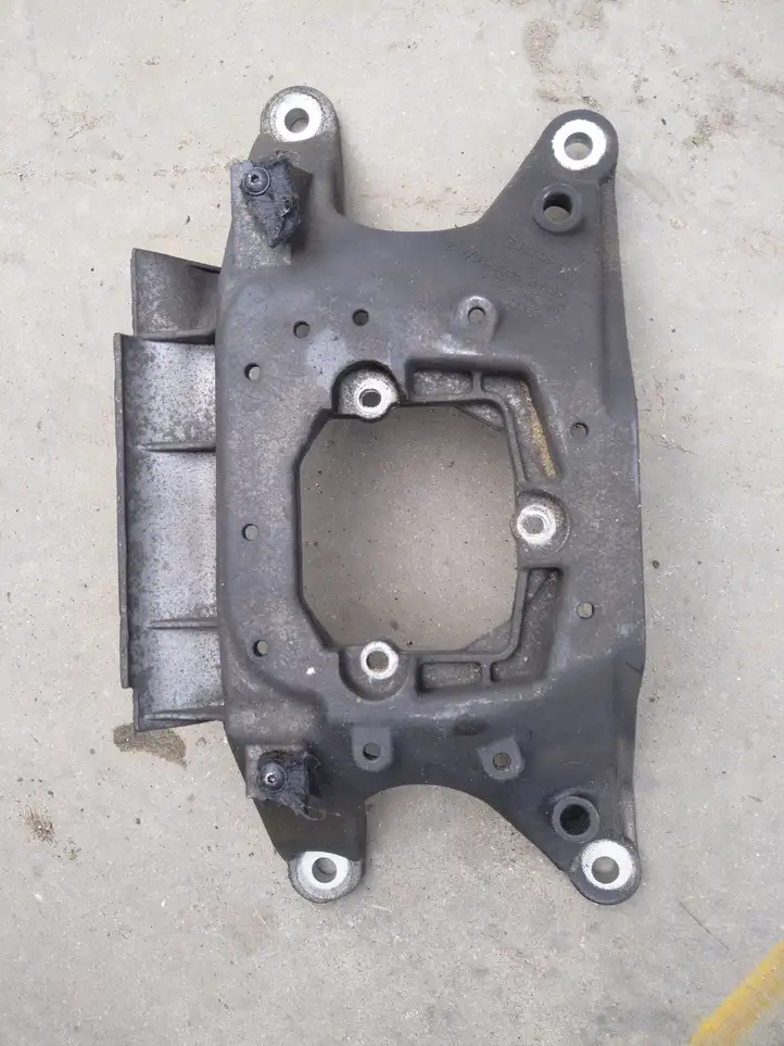 Audi S5 8T (2011 - 2016)   Кронштейн крепления коробки передач