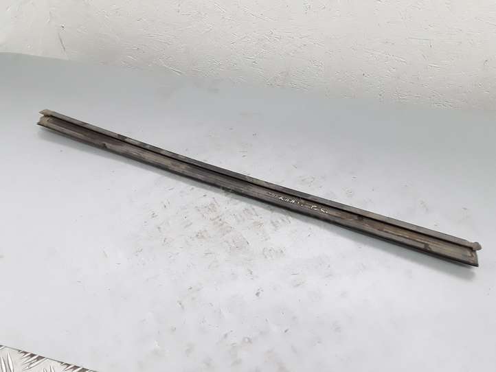 Volkswagen Tiguan (2007 - 2011)  5N0837479 Уплотнительная резина стекла передней двери