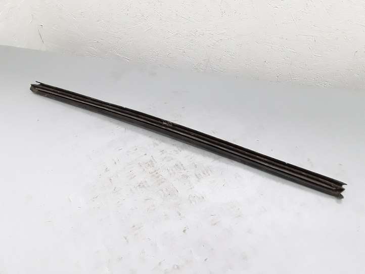 Volkswagen Tiguan (2007 - 2011)  5N0837479 Уплотнительная резина стекла передней двери