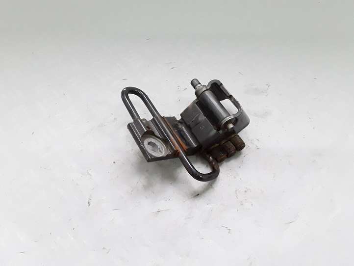 Audi A8 (2005 - 2007)  4E0831411A Нижняя петля передней двери
