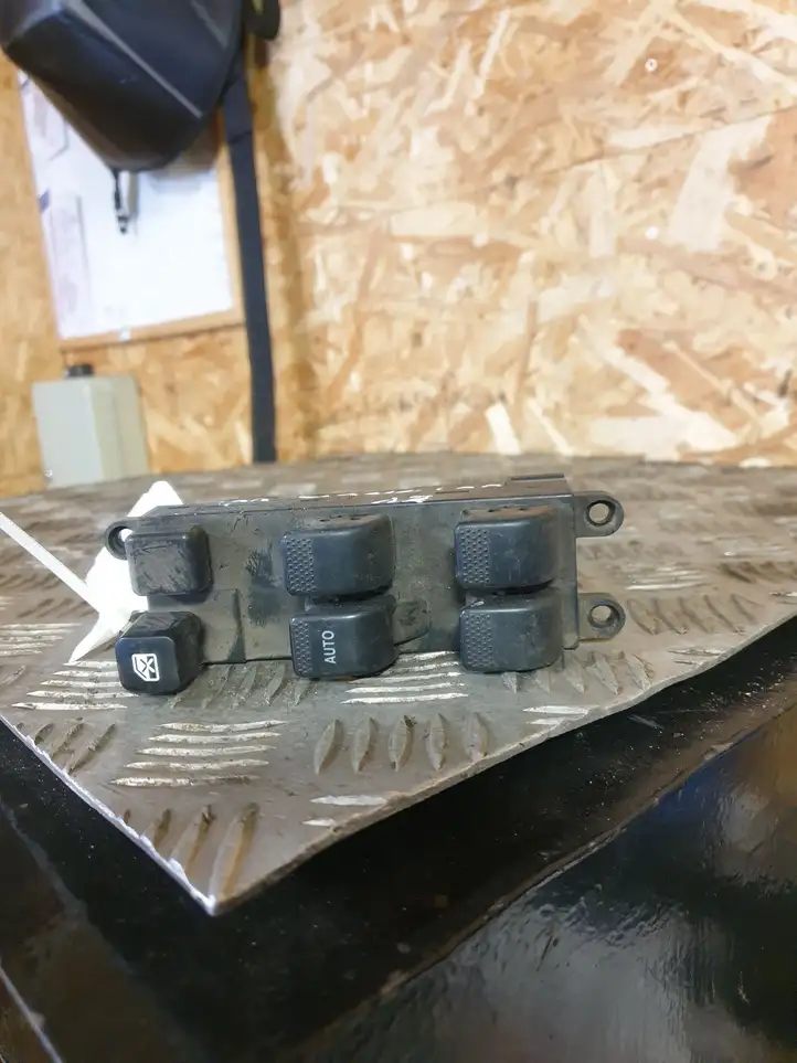 Subaru Outback (1998 - 2003) 83071AE020 Кнопка стеклоподъемников — фото 1