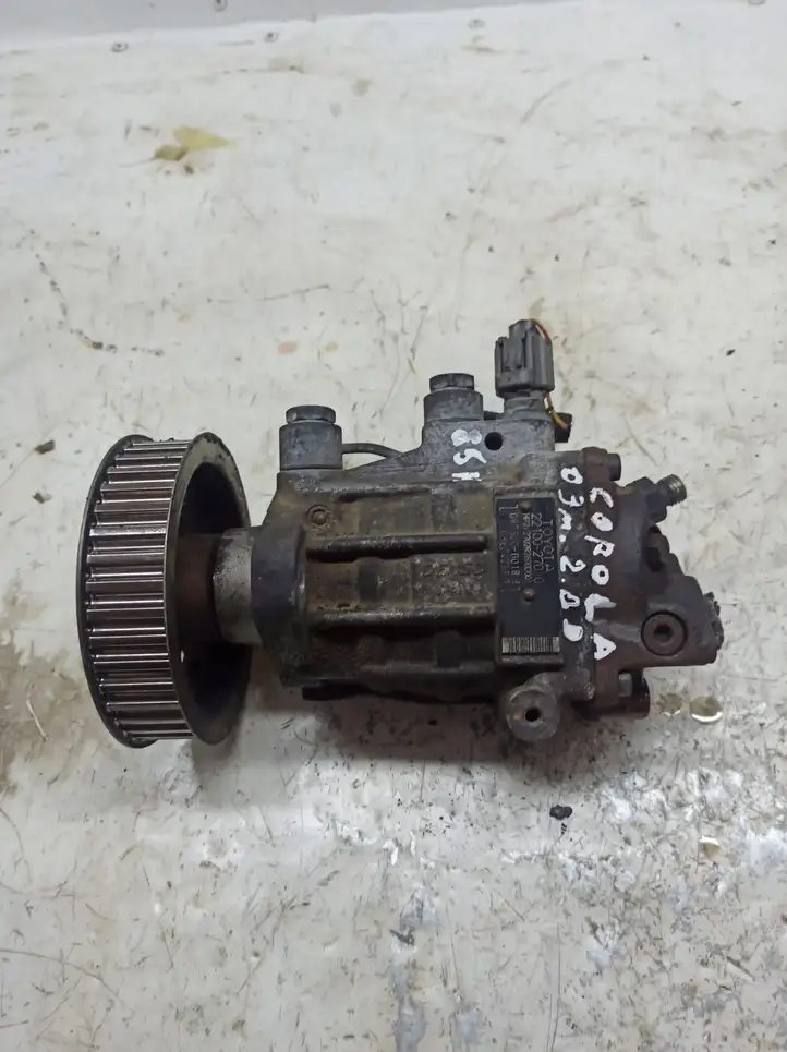 Toyota Corolla E120 E130 (2000 - 2004) 2210027010 Топливный насос — фото 1