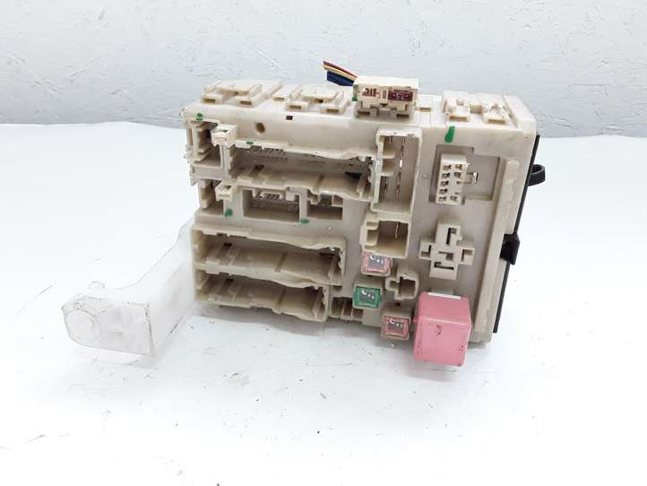Toyota Avensis T270 (2009 - 2012)  8273005150B Блок предохранителей