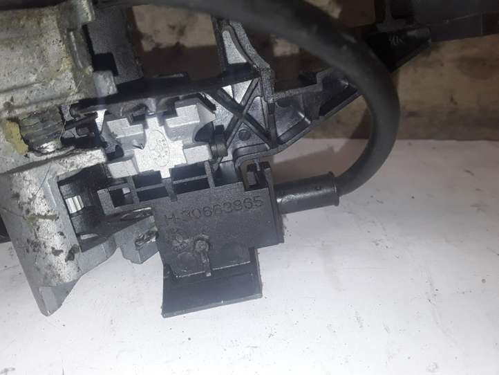 Volvo V50 (2004 - 2008)  30663865 Кронштейн