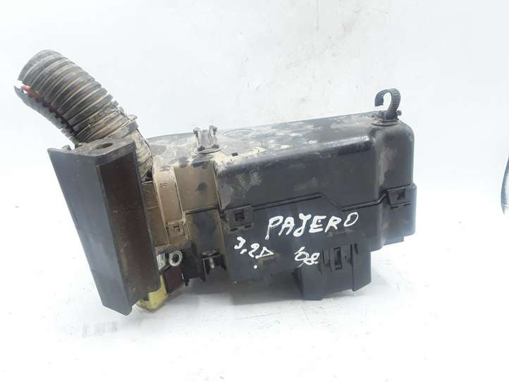 Mitsubishi Pajero (2006 - 2011)  8638A009 Блок предохранителей