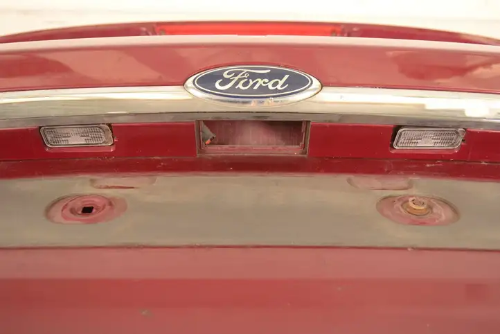 Ford Fiesta (2013 - 2017) Крышка багажника — фото 6