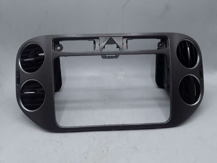 Volkswagen Tiguan (2007 - 2011)  5M0858071K Отделка радио/ навигации