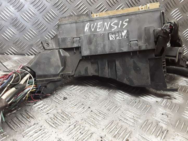 Toyota Avensis T250 (2006 - 2009)  5883R0A1 Блок предохранителей