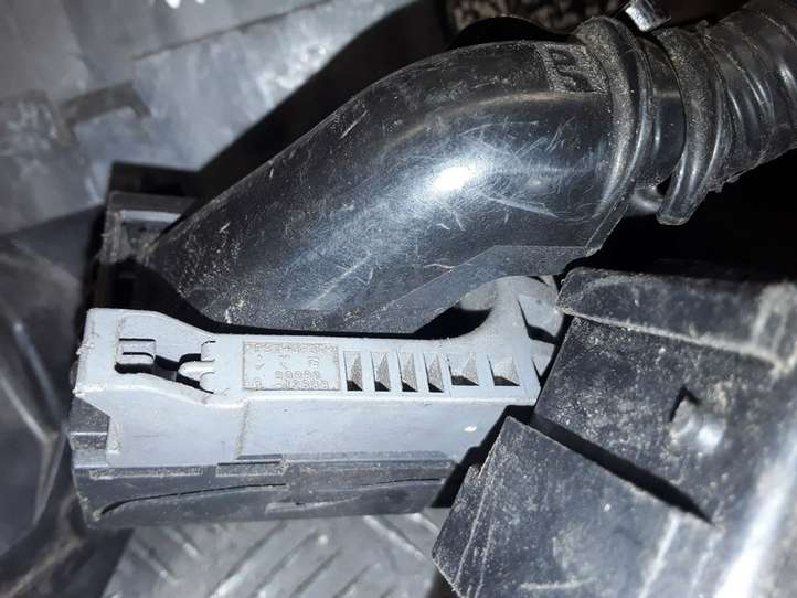 Toyota Avensis T250 (2006 - 2009)  5883R0A1 Блок предохранителей