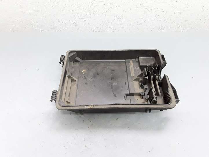 Volkswagen PASSAT B5 (1997 - 2000)  8D0927355A Крышка ящика предохранителей
