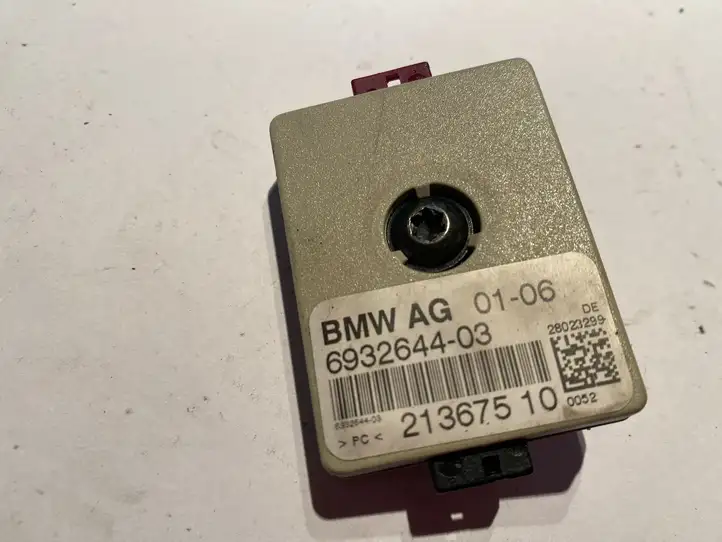 BMW 3 E90 E91 (2005 - 2012) 693264403 Усилитель антенны — фото 1