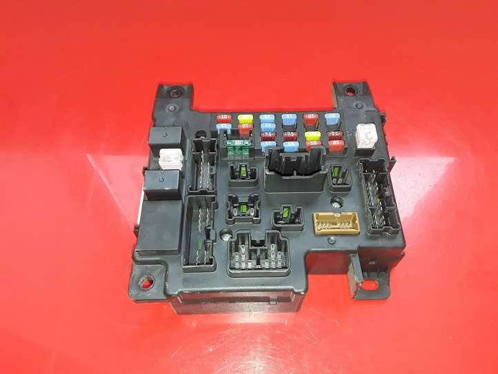 Citroen C-Crosser (2007 - 2013)  8637A318 Блок предохранителей