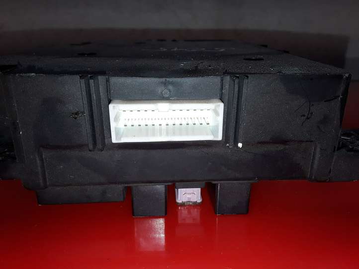 Citroen C-Crosser (2007 - 2013)  8637A318 Блок предохранителей