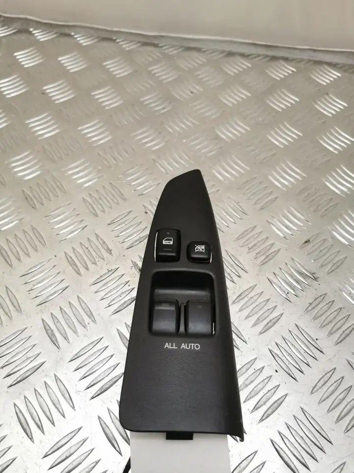 Toyota Corolla Verso E121 (2004 - 2007) 8404013060 Блок кнопок стеклоподъемников — фото 1