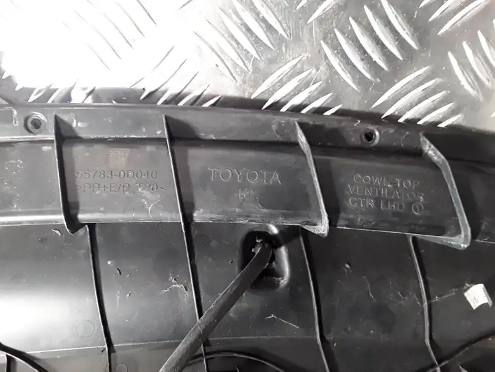 Toyota Yaris (2009 - 2012) 557830D040 Накладка стоек лобового стекла — фото 2