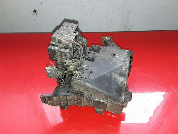Mitsubishi Grandis (2003 - 2012)  MR587816 Блок предохранителей