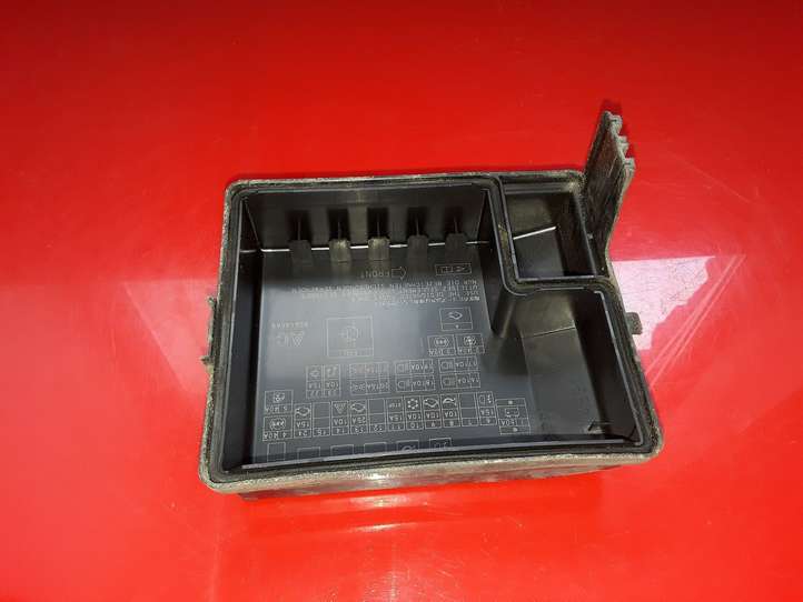 Mitsubishi Grandis (2003 - 2012)  8565A065 Крышка ящика предохранителей