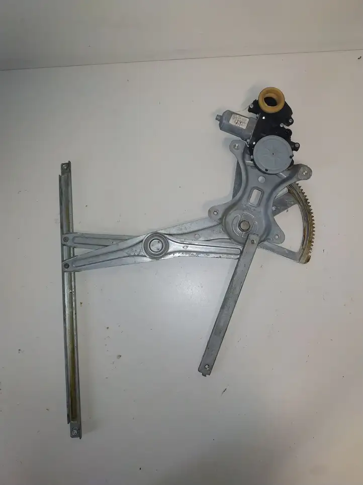 Toyota Corolla Verso E121 (2004 - 2007) 698400F020 Стеклоподъемник задней двери — фото 1