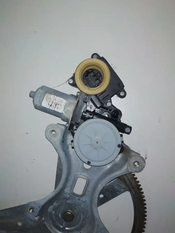 Toyota Corolla Verso E121 (2004 - 2007) 698400F020 Стеклоподъемник задней двери — фото 3