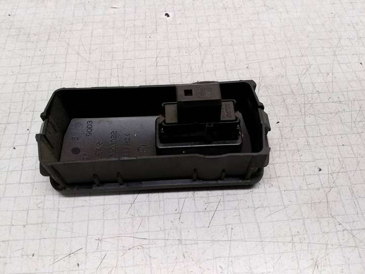 Opel Vectra (2005 - 2009)  687833988 Кнопка стеклоподъемников