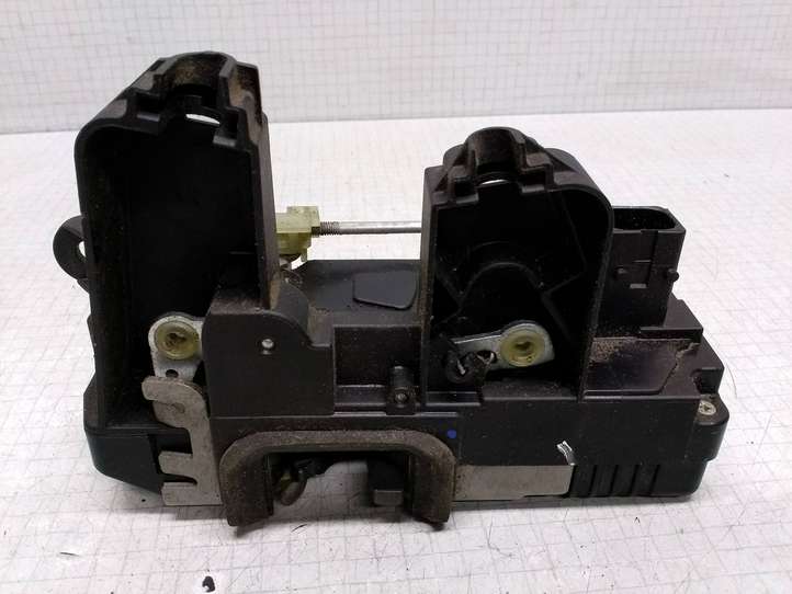 Opel Vectra (2005 - 2009)  13210761 Замок задней двери