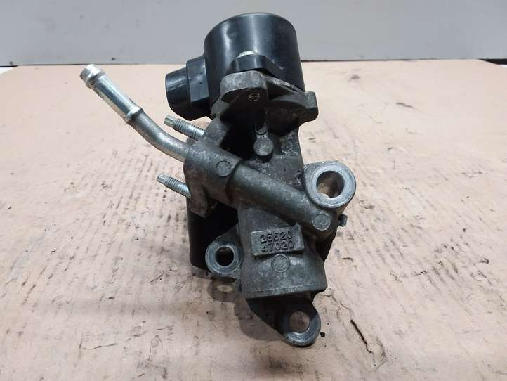 Toyota Yaris (2012 - 2014)  2562047020 Клапан EGR