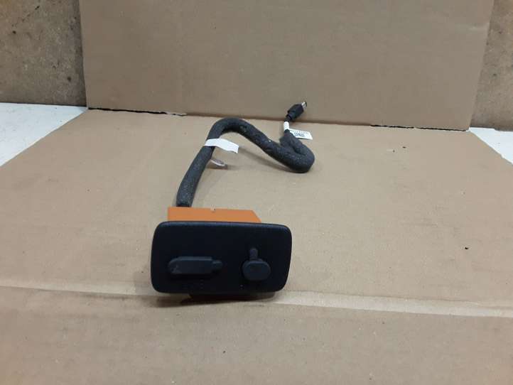 Volvo V60 (2010 - 2013)  86257FL010 Разъем USB