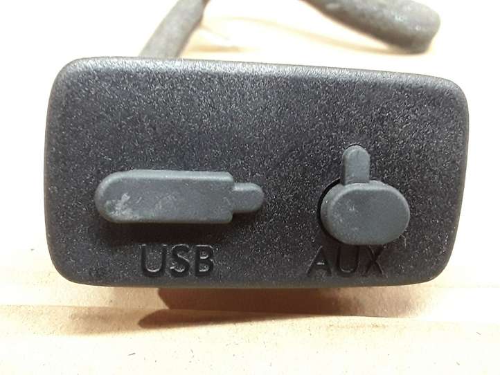 Volvo V60 (2010 - 2013)  86257FL010 Разъем USB