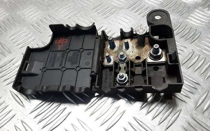 Audi A4 allroad (2009 - 2011)  8K0937517A Узел подключения плюсовых проводов