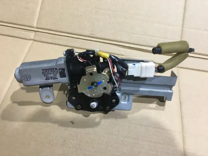 Toyota RAV 4 (XA20) (2000 - 2005) 8573033010 Мотор привода люка — фото 1